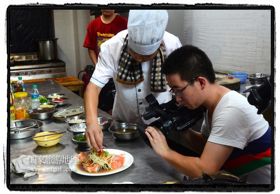 此次攝制組通過拍攝婺源代表名菜糊豆腐、粉蒸肉、荷包紅魚、賽鵝頸及地方小吃清明果、灰汁果、糯米子糕等來詮釋婺源美食經(jīng)典，展示婺源食文化，打造獨(dú)屬婺源的美食符號。