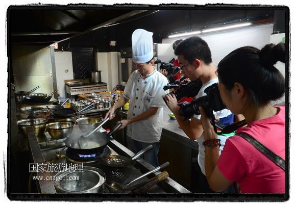 此次攝制組通過拍攝婺源代表名菜糊豆腐、粉蒸肉、荷包紅魚、賽鵝頸及地方小吃清明果、灰汁果、糯米子糕等來詮釋婺源美食經(jīng)典，展示婺源食文化，打造獨(dú)屬婺源的美食符號。