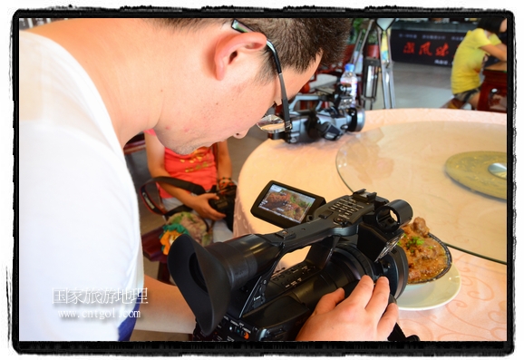 此次攝制組通過拍攝婺源代表名菜糊豆腐、粉蒸肉、荷包紅魚、賽鵝頸及地方小吃清明果、灰汁果、糯米子糕等來詮釋婺源美食經(jīng)典，展示婺源食文化，打造獨(dú)屬婺源的美食符號。