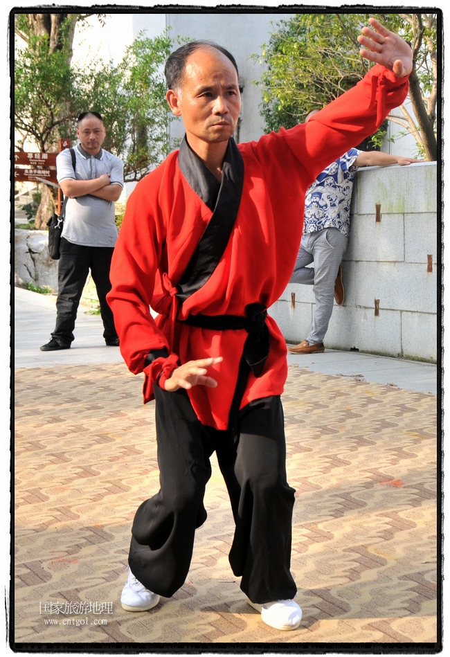 6月20日，小朋友們和中國武術(shù)愛好者們在江西省婺源縣熹園景區(qū)表演中國傳統(tǒng)的中國武術(shù)功夫，吸引許多游人前來駐足觀看。當(dāng)日是中國傳統(tǒng)的端午節(jié)，江西省婺源縣的中國武術(shù)愛好者們通過表演中國武術(shù)功夫，打太極，表演了少林棍、硬氣功、自選拳等少林寺功夫，讓孩子們從小學(xué)習(xí)中國武術(shù)，傳承中國武德，感受先人過端午的氛圍。