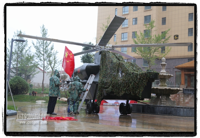 小區(qū)突然出現(xiàn)“飛機(jī)坦克”，其中殲15艦載戰(zhàn)斗機(jī)一架、99式主戰(zhàn)坦克一輛、武直-10武裝直升機(jī)一架，吸引了眾多市民雨中圍觀、合影。