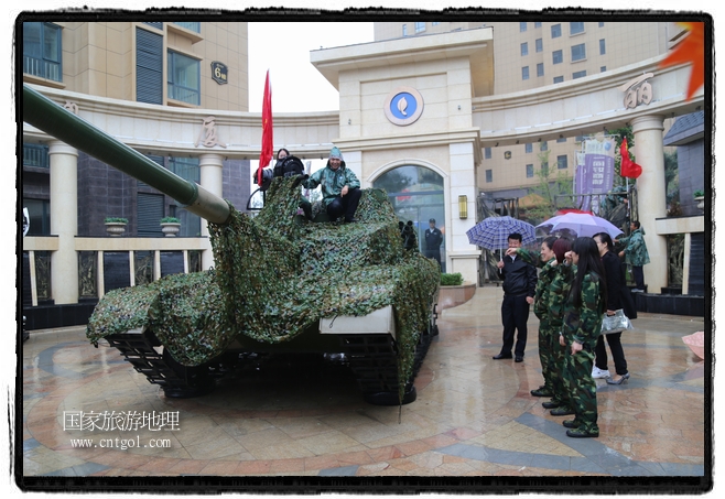 小區(qū)突然出現(xiàn)“飛機(jī)坦克”，其中殲15艦載戰(zhàn)斗機(jī)一架、99式主戰(zhàn)坦克一輛、武直-10武裝直升機(jī)一架，吸引了眾多市民雨中圍觀、合影。