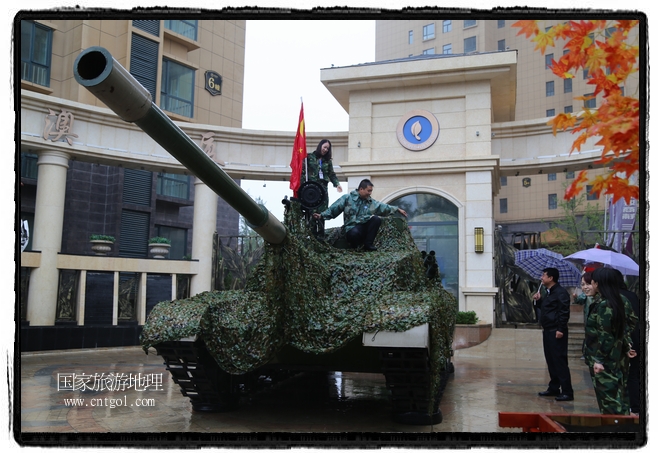 小區(qū)突然出現(xiàn)“飛機(jī)坦克”，其中殲15艦載戰(zhàn)斗機(jī)一架、99式主戰(zhàn)坦克一輛、武直-10武裝直升機(jī)一架，吸引了眾多市民雨中圍觀、合影。