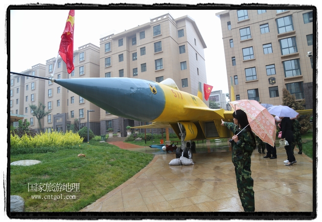 小區(qū)突然出現(xiàn)“飛機(jī)坦克”，其中殲15艦載戰(zhàn)斗機(jī)一架、99式主戰(zhàn)坦克一輛、武直-10武裝直升機(jī)一架，吸引了眾多市民雨中圍觀、合影。