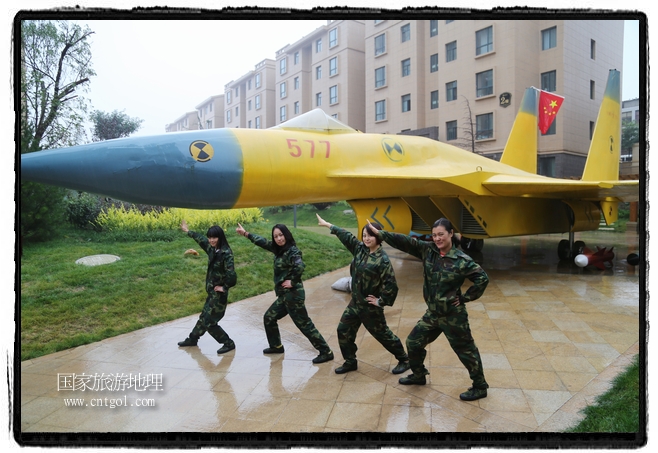 小區(qū)突然出現(xiàn)“飛機(jī)坦克”，其中殲15艦載戰(zhàn)斗機(jī)一架、99式主戰(zhàn)坦克一輛、武直-10武裝直升機(jī)一架，吸引了眾多市民雨中圍觀、合影。