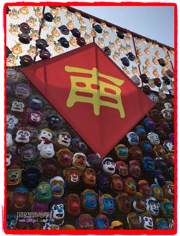 中國規(guī)模最大的猴面具彩繪在南潯古鎮(zhèn)展示。猴子真是今年最紅的動物。 