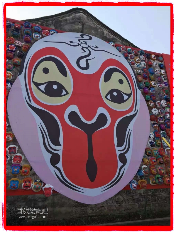 中國規(guī)模最大的猴面具彩繪在南潯古鎮(zhèn)展示。猴子真是今年最紅的動物。 