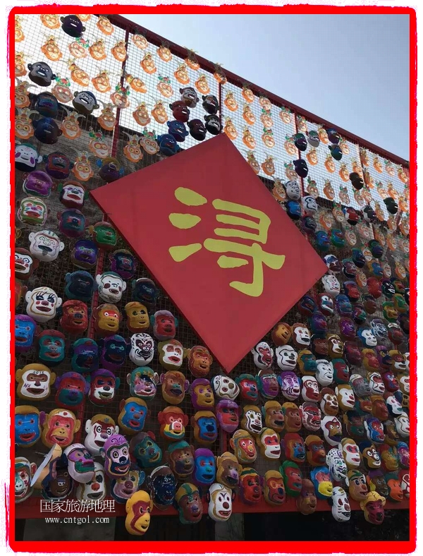 中國規(guī)模最大的猴面具彩繪在南潯古鎮(zhèn)展示。猴子真是今年最紅的動物。 