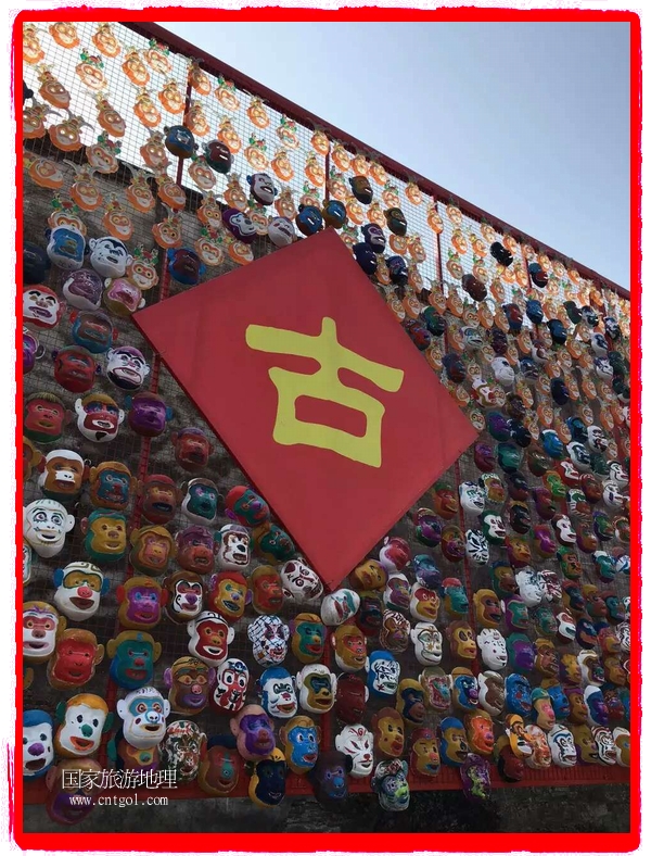 中國規(guī)模最大的猴面具彩繪在南潯古鎮(zhèn)展示。猴子真是今年最紅的動物。 