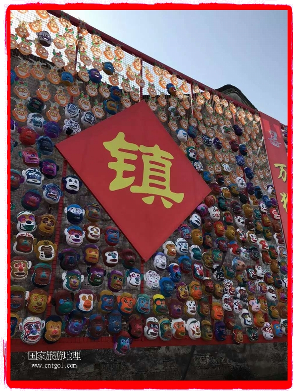 中國規(guī)模最大的猴面具彩繪在南潯古鎮(zhèn)展示。猴子真是今年最紅的動物。 