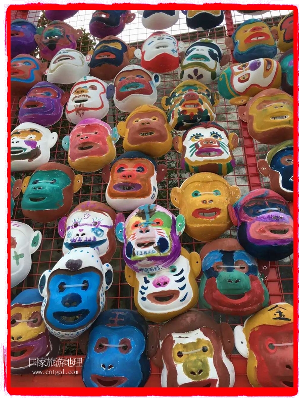 中國規(guī)模最大的猴面具彩繪在南潯古鎮(zhèn)展示。猴子真是今年最紅的動物。 
