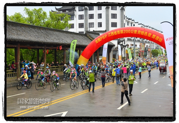 來自江西、安徽、浙江、福建等省市近千名選手參加了比賽，婺源賽道沿途的秀美風(fēng)光和徽派古村落，給參賽選手留下美好的印象。