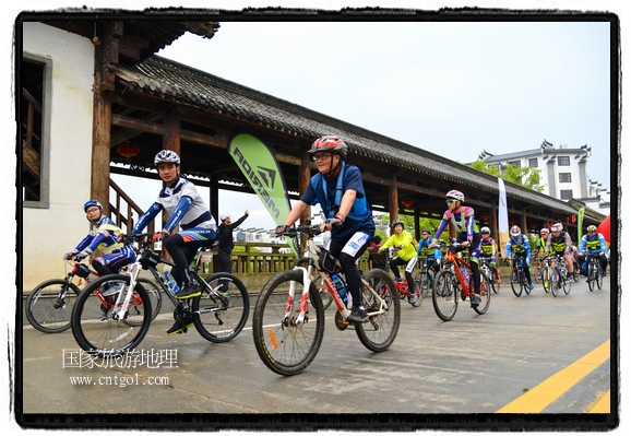 來自江西、安徽、浙江、福建等省市近千名選手參加了比賽，婺源賽道沿途的秀美風(fēng)光和徽派古村落，給參賽選手留下美好的印象。