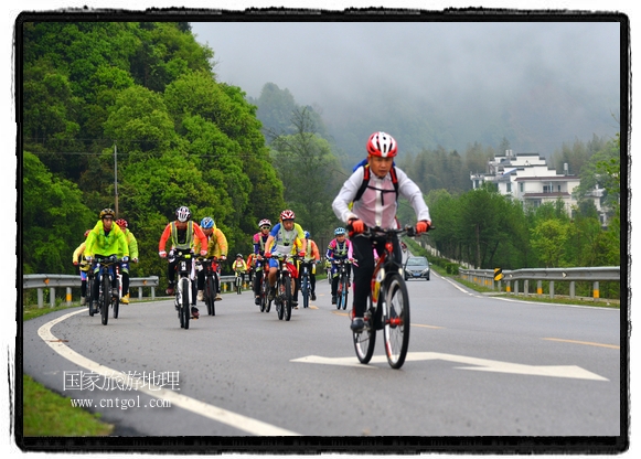 來自江西、安徽、浙江、福建等省市近千名選手參加了比賽，婺源賽道沿途的秀美風(fēng)光和徽派古村落，給參賽選手留下美好的印象。