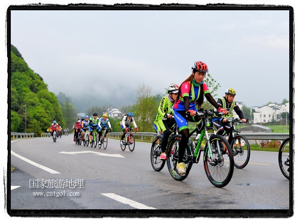 來自江西、安徽、浙江、福建等省市近千名選手參加了比賽，婺源賽道沿途的秀美風(fēng)光和徽派古村落，給參賽選手留下美好的印象。