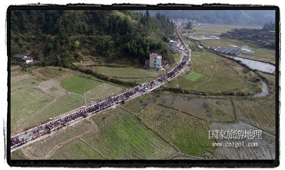 1700桌合攏宴，總長(zhǎng)3.7公里，10380人同桌就餐，創(chuàng)歷史之最