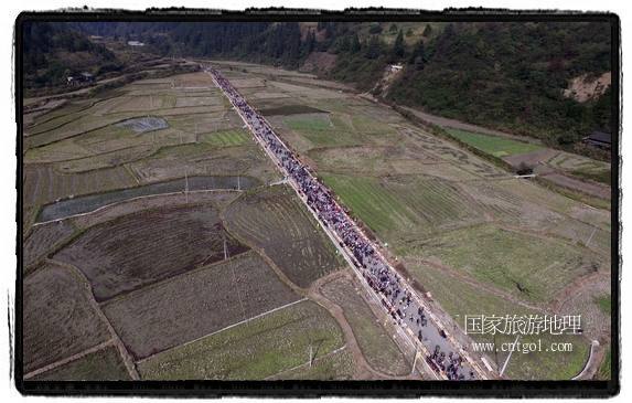 1700桌合攏宴，總長(zhǎng)3.7公里，10380人同桌就餐，創(chuàng)歷史之最